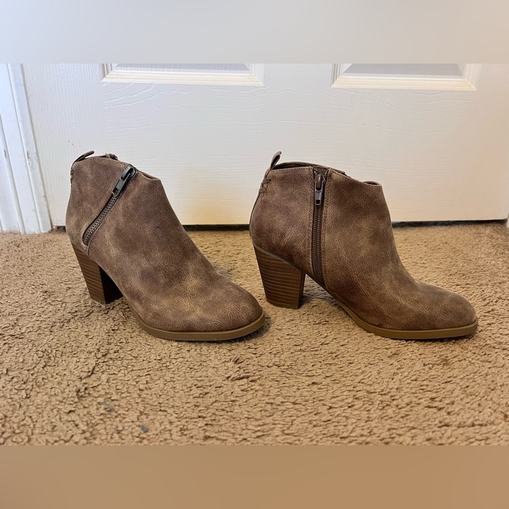 NEW Women’s Taupe Boots